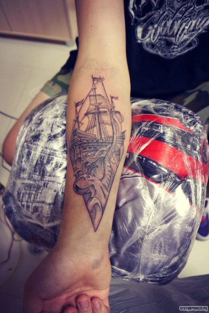 Фотография татуировки под названием «Корабль с осьминогом»