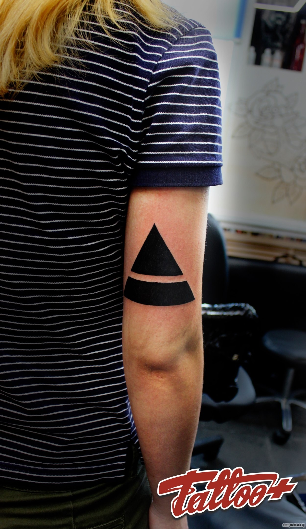 Фотография татуировки под названием «Блекворк треугольник»