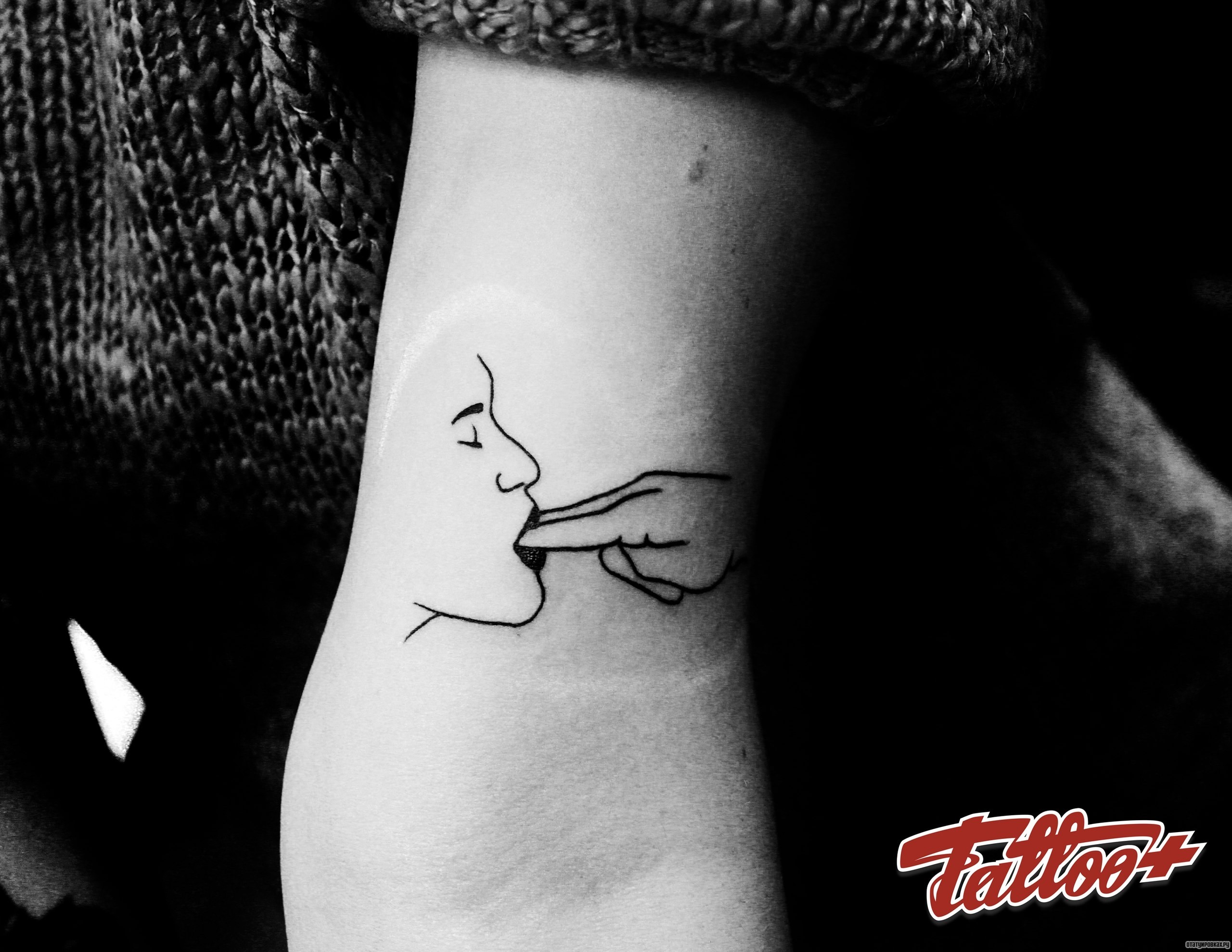 Фотография татуировки под названием «Два пальца во рту»