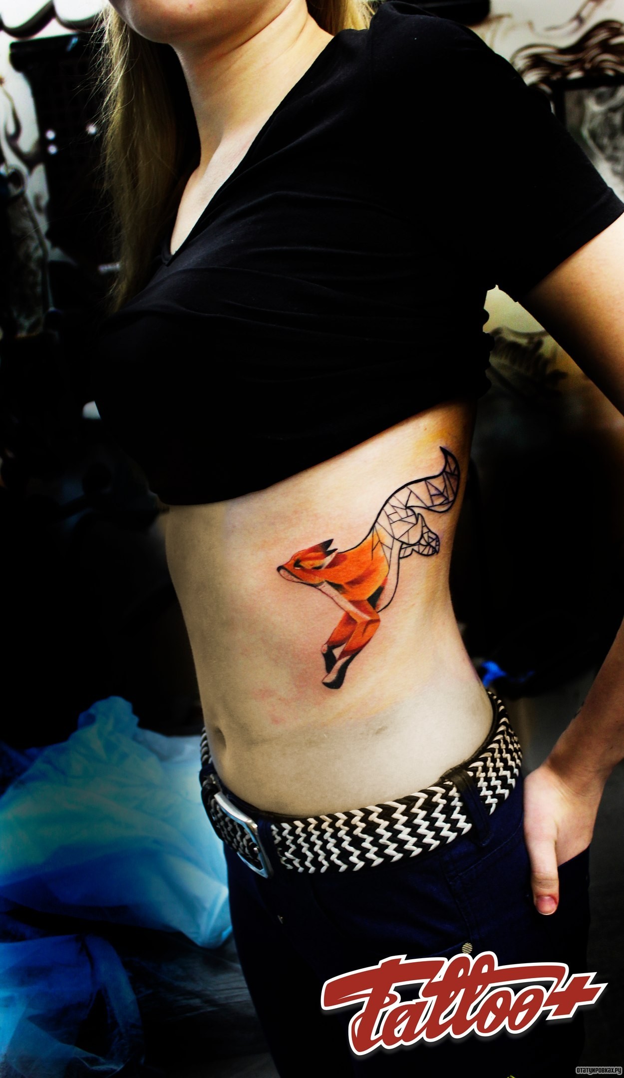 Фотография татуировки под названием «Лиса сбоку»