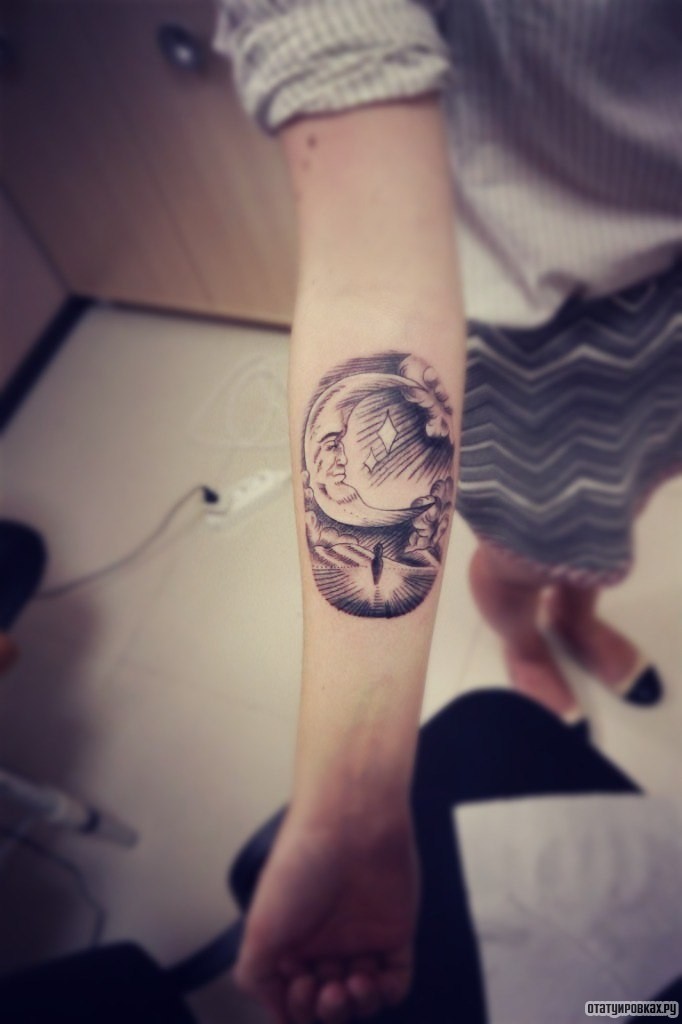 Фотография татуировки под названием «Месяц и туча»
