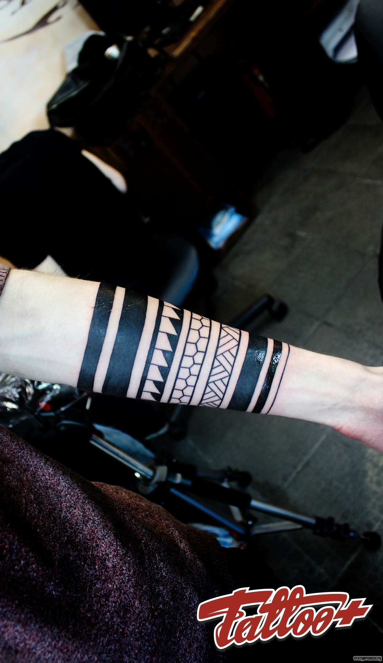 Фотография татуировки под названием «Браслет блек ворк из линий»