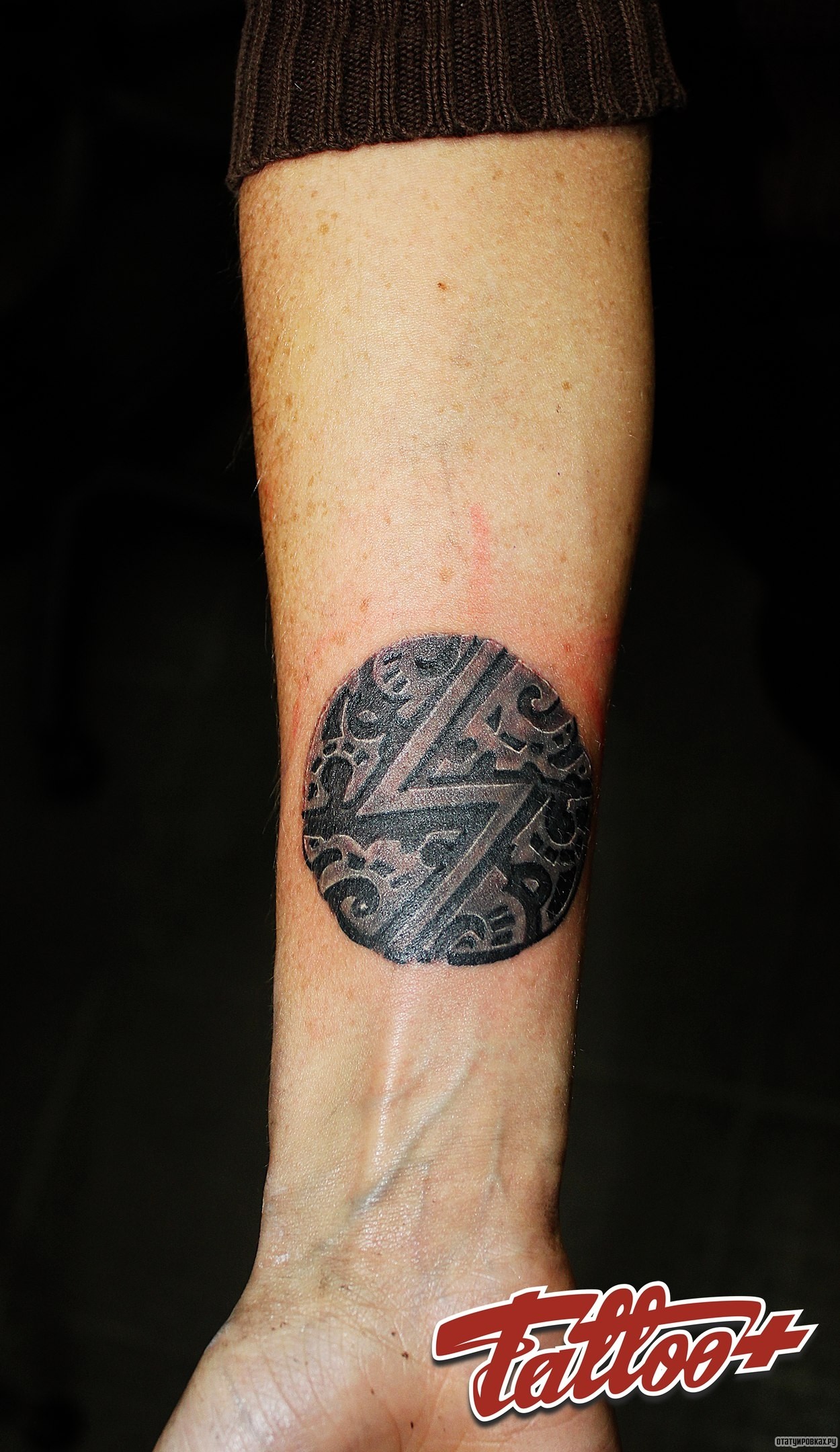 Фотография татуировки под названием «Молния как узор в круге»