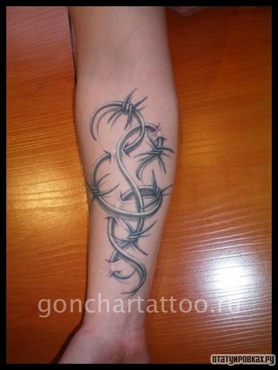 Фотография татуировки под названием «Колючая проволока»