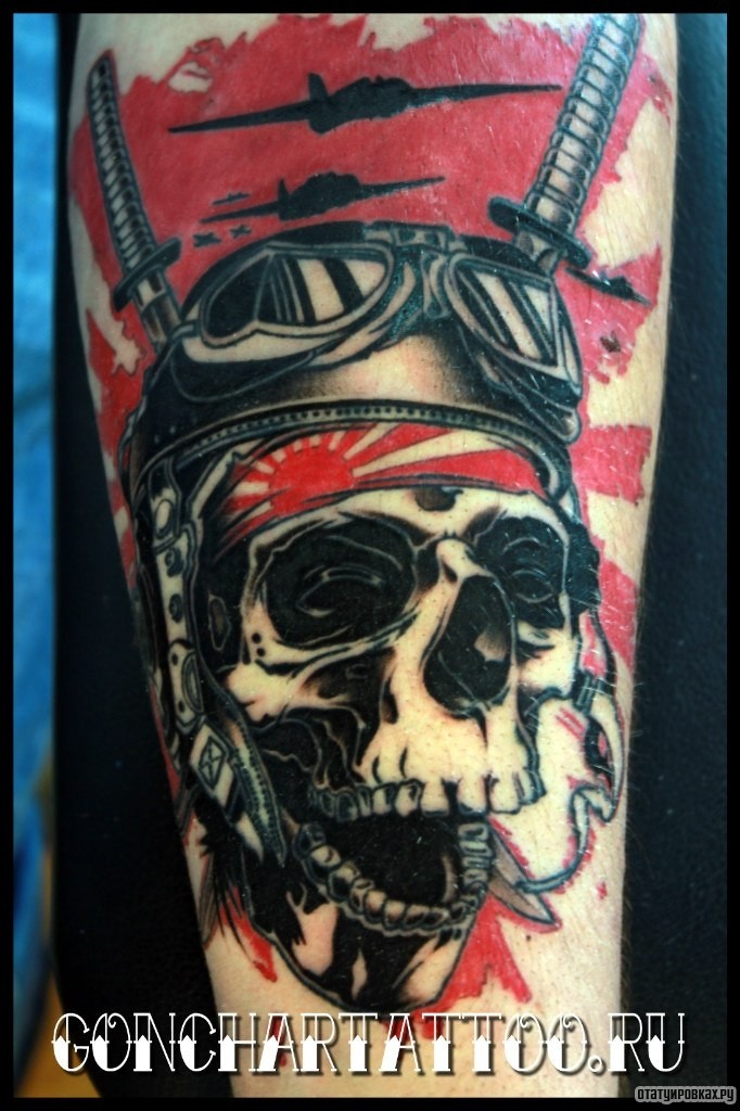 Фотография татуировки под названием «Череп летчик с самолетами на фоне»