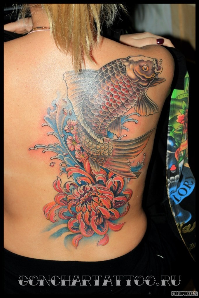 Фотография татуировки под названием «Карп и хризантемы»