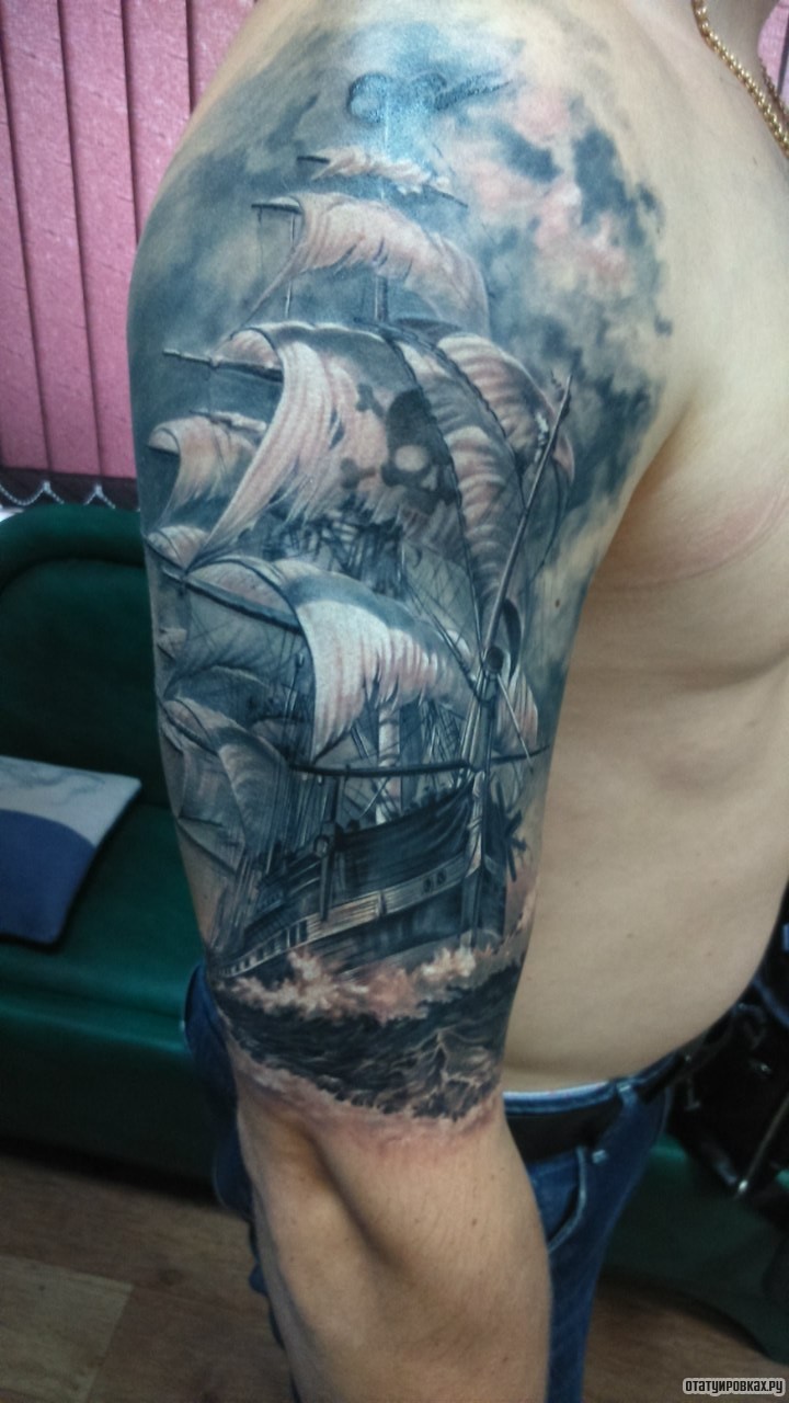 Фотография татуировки под названием «Корабль в шторм»