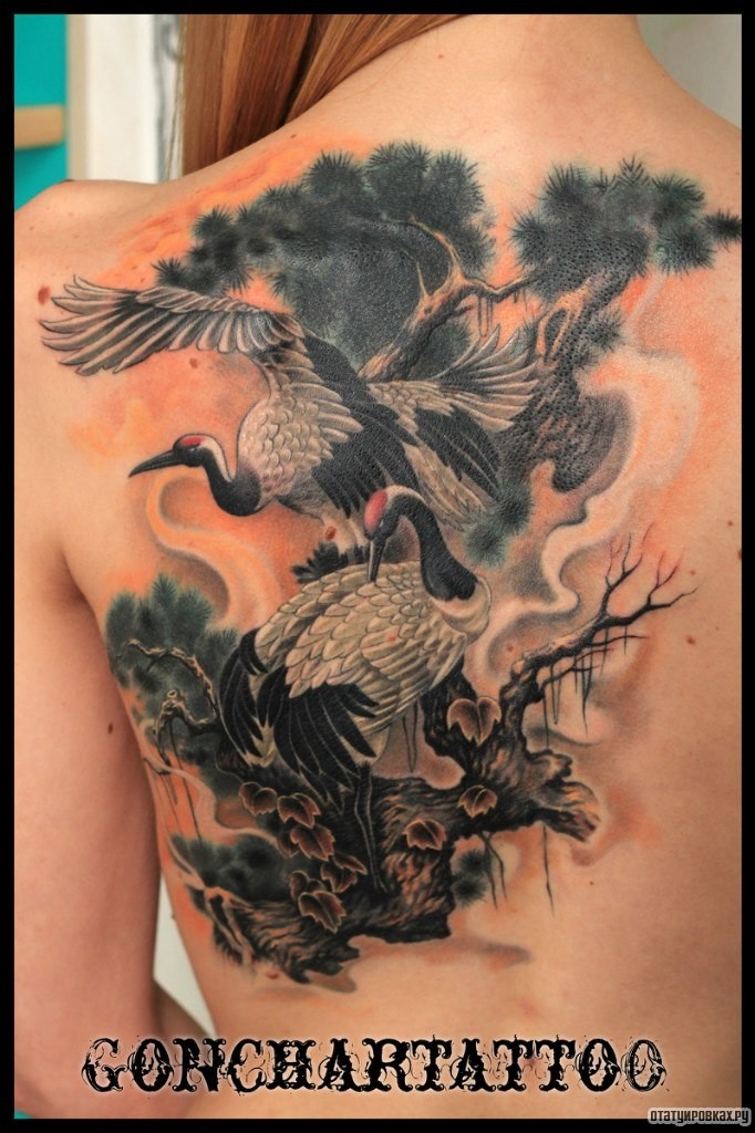 Фотография татуировки под названием «Два аиста на сакуре»