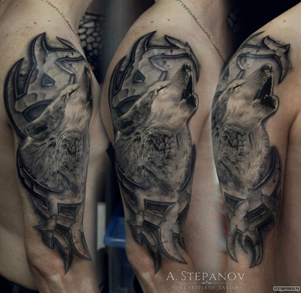 Фотография татуировки под названием «Волк воет с узором на плече парня»