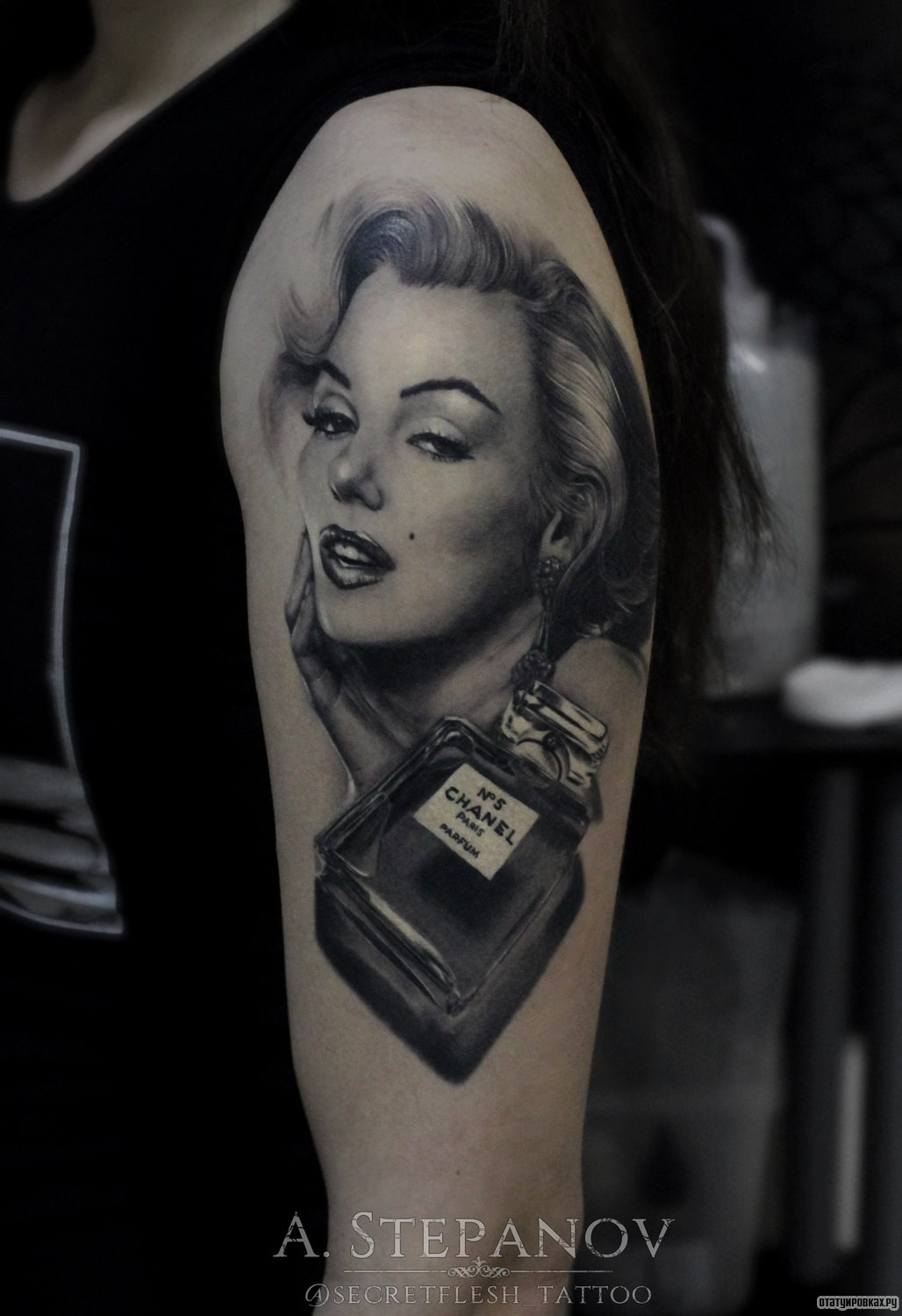 Фотография татуировки под названием «Мерилин монро с духами шанель на плече»