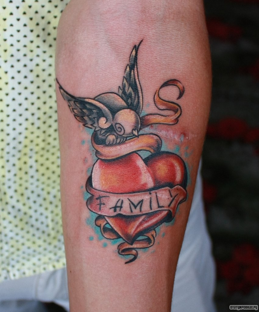 Фотография татуировки под названием «Ласточка на сердце и надпись семья»