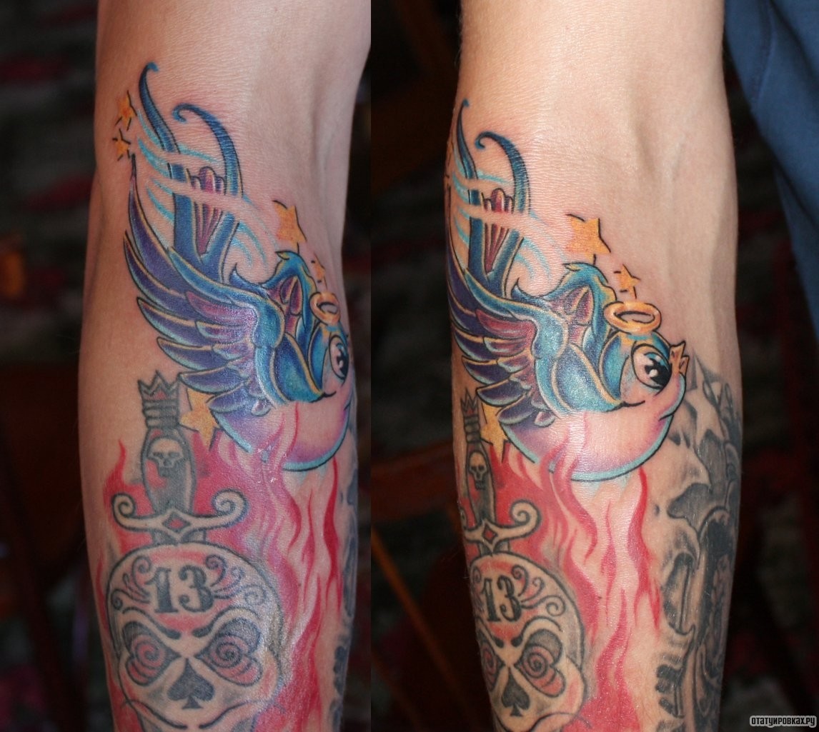 Фотография татуировки под названием «Ласточка с нимбом»