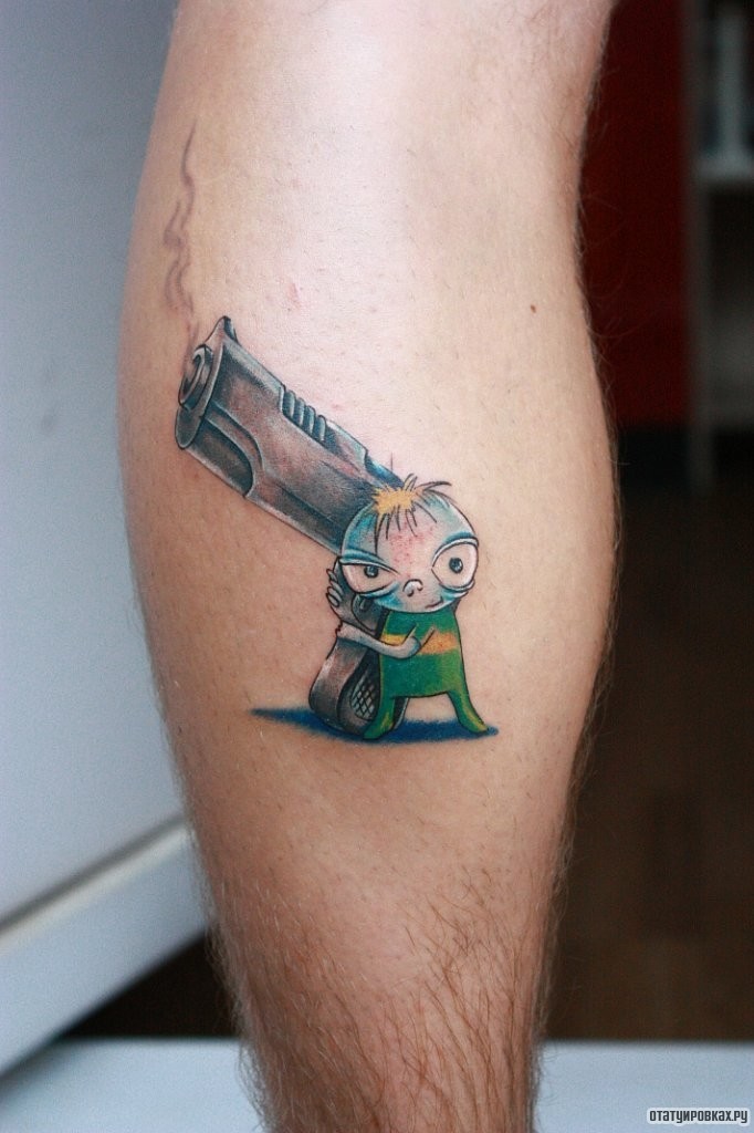 Фотография татуировки под названием «Маленький человечек с большим пистолетом»