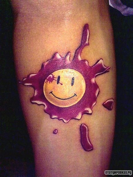 Фотография татуировки под названием «Смайлик в кляксе»