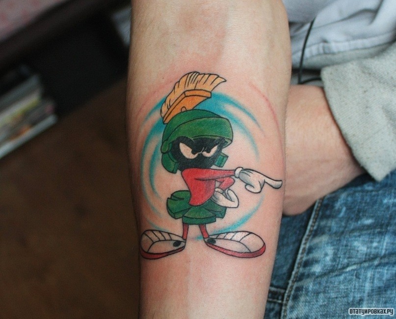 Фотография татуировки под названием «Челеный человечек»