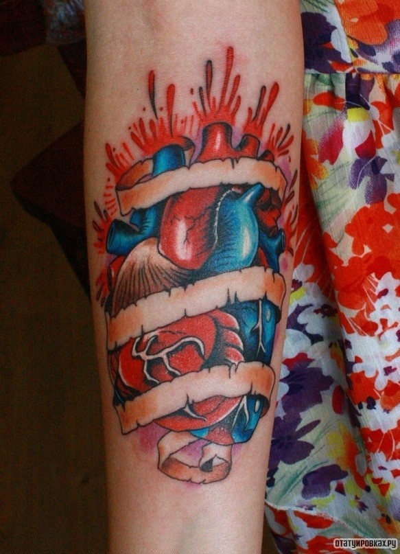 Фотография татуировки под названием «Зажатое сердце»