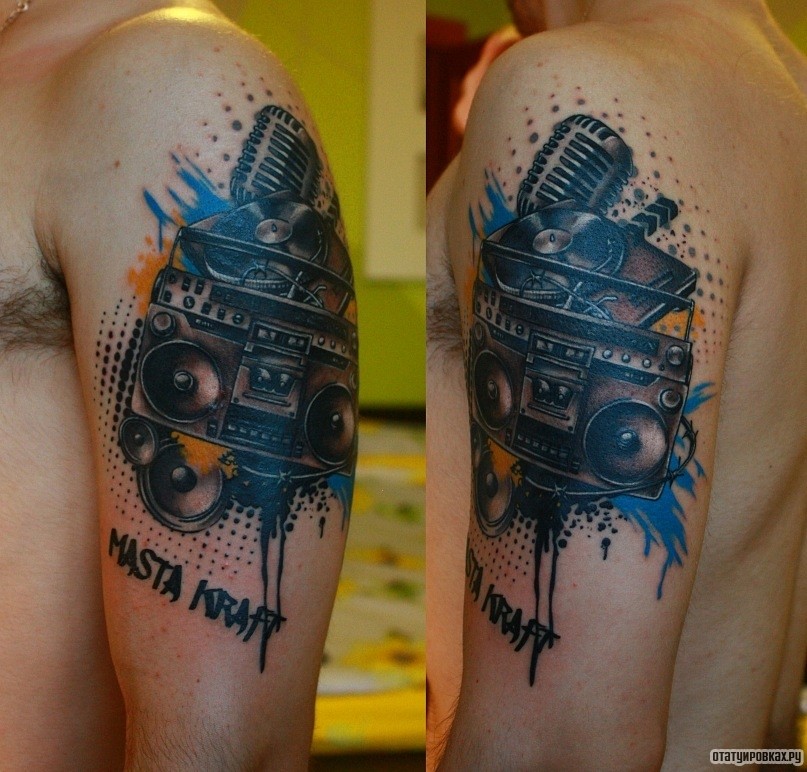 Фотография татуировки под названием «Магнитофон, микрофон и граммофон»