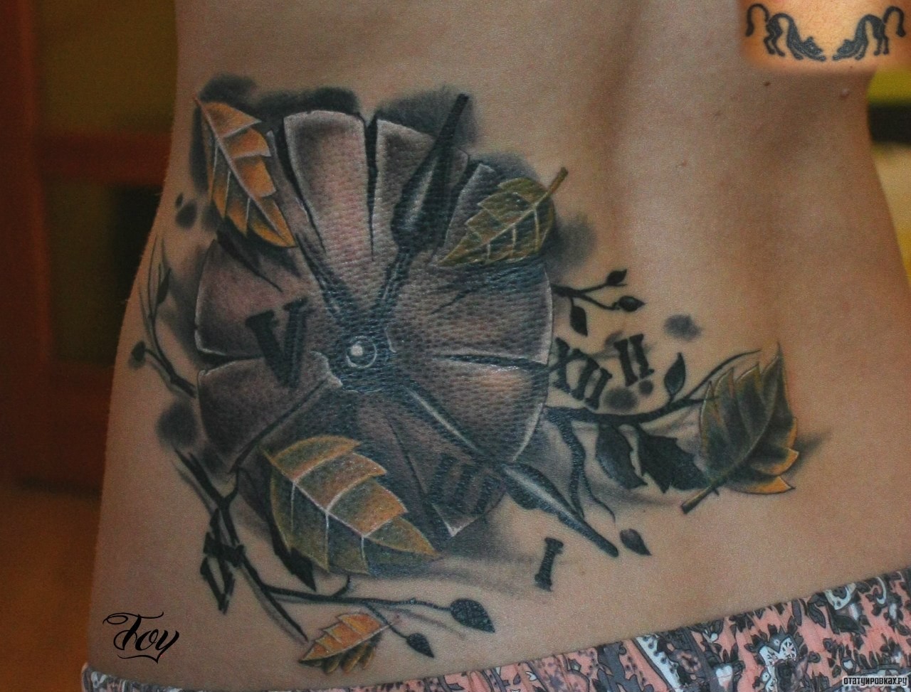 Фотография татуировки под названием «Часы и листья»