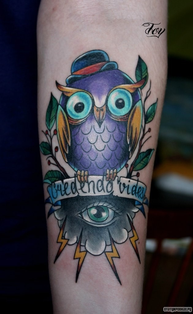 Фотография татуировки под названием «Птица на ленте с тучей»