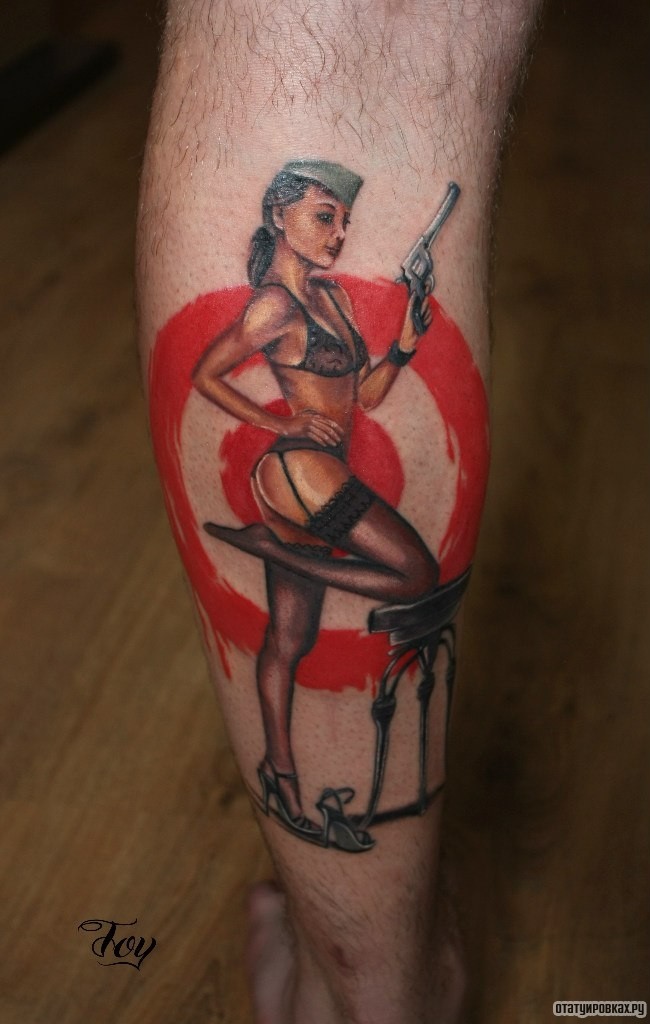 Фотография татуировки под названием «Стриптизерша с пистолетом»