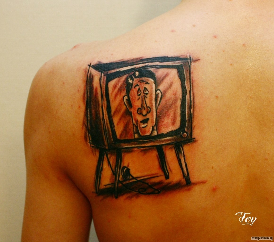 Фотография татуировки под названием «Человек в телевизоре»