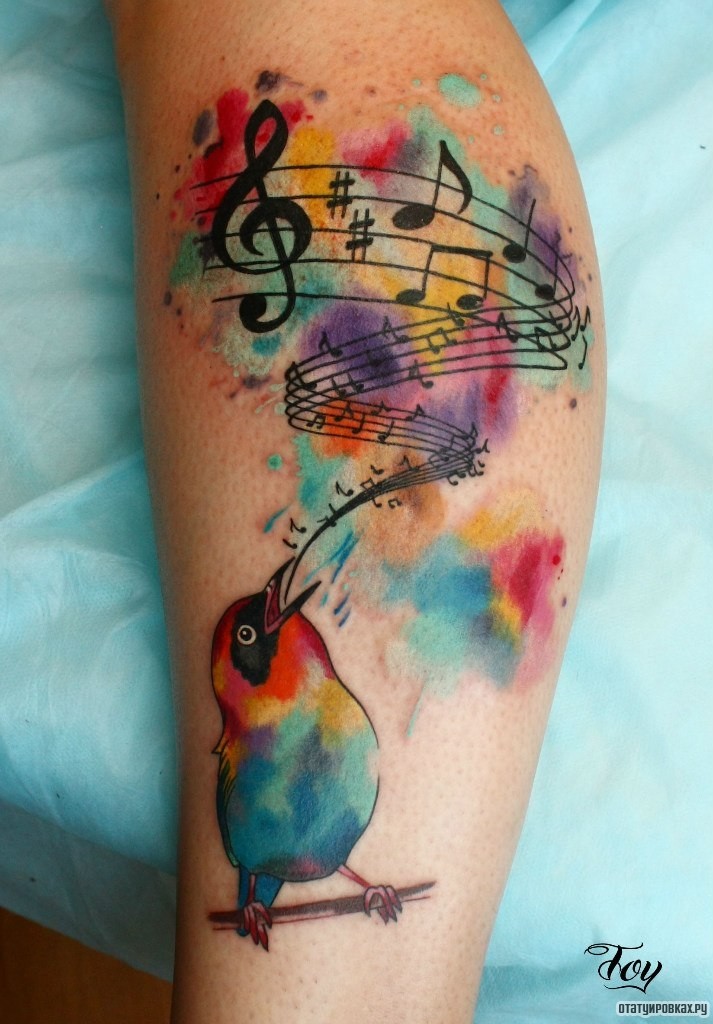 Фотография татуировки под названием «Птичка поет с нотами из клюва»