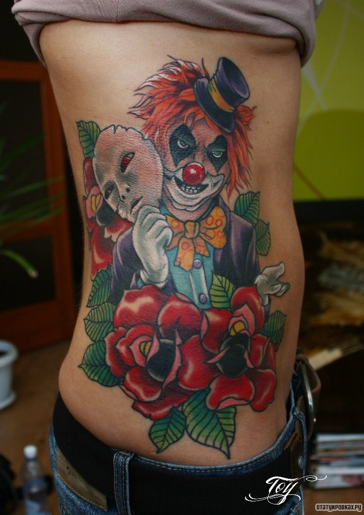 Фотография татуировки под названием «Клоун с маской в цветах»