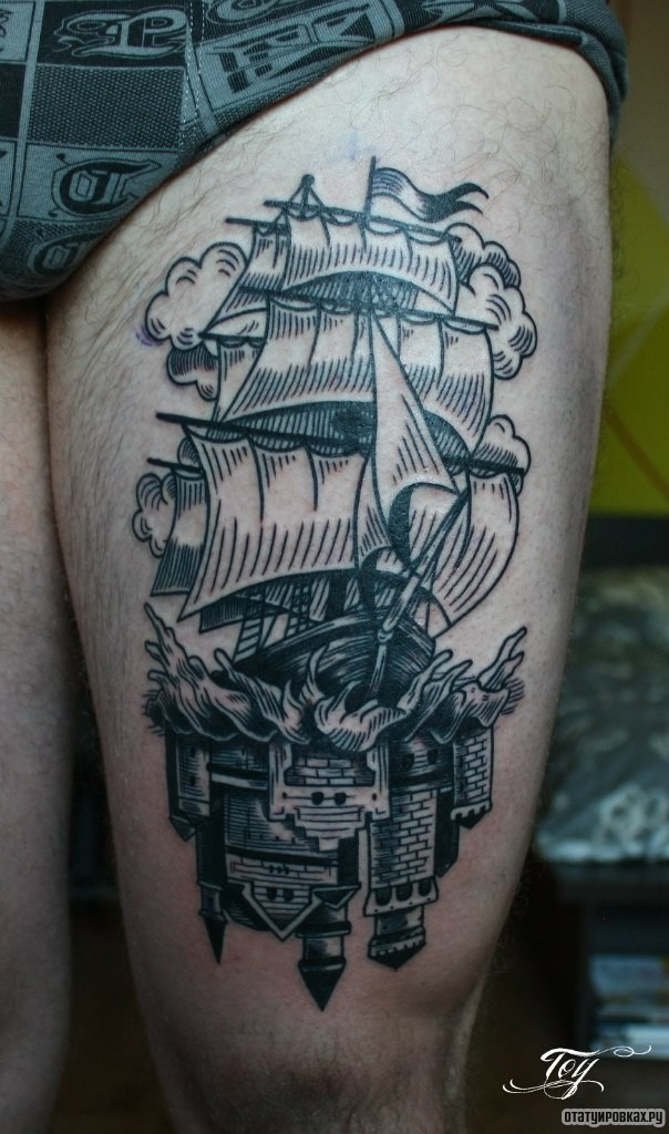 Фотография татуировки под названием «Корабль и замок»
