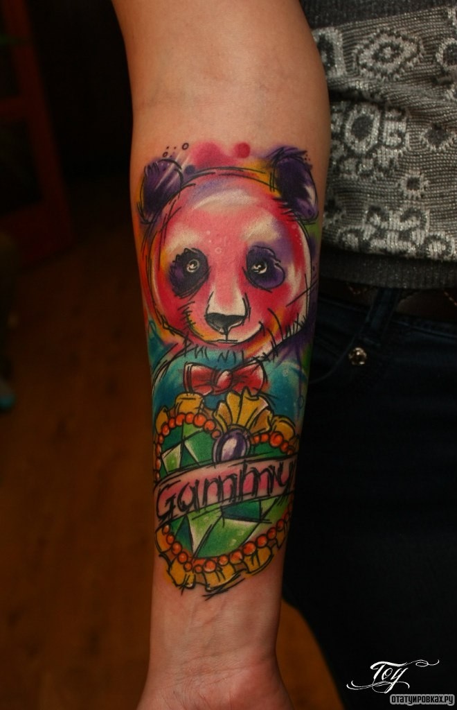 Фотография татуировки под названием «Панда и надпись»