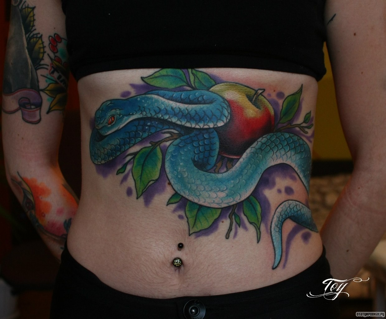 Фотография татуировки под названием «Синяя змея с яблоком»