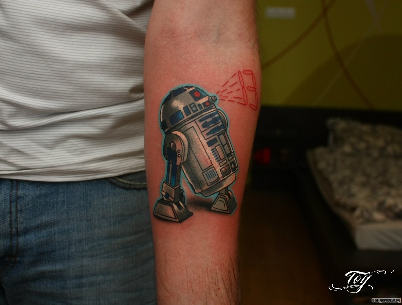 Фотография татуировки под названием «Робот из мультика»