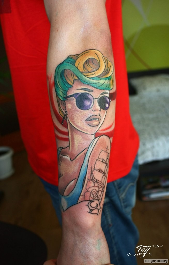 Фотография татуировки под названием «Девушка с очках и с крашенными волосами»