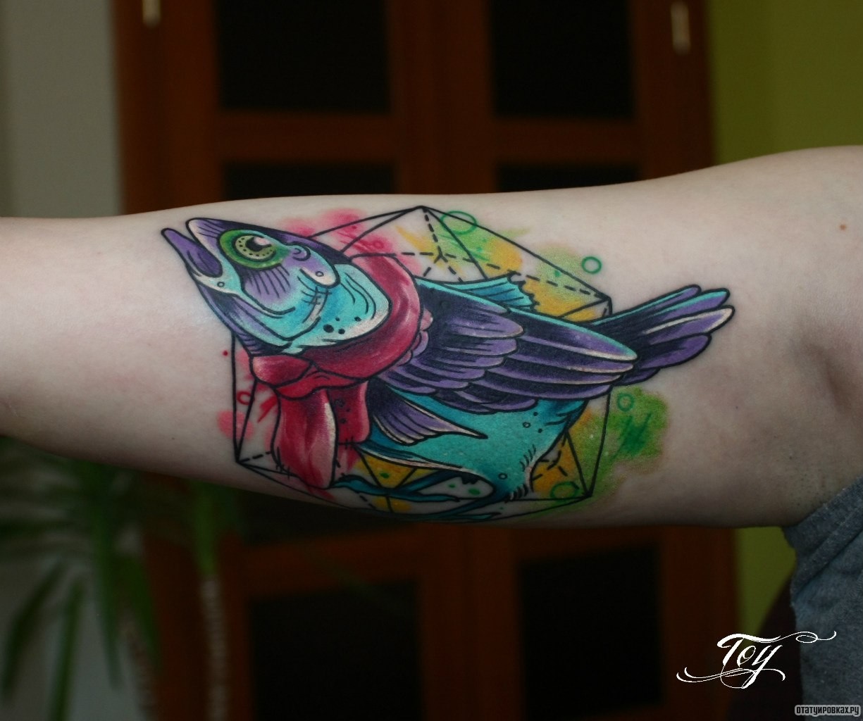 Фотография татуировки под названием «Рыба птица и геометрические фигуры»