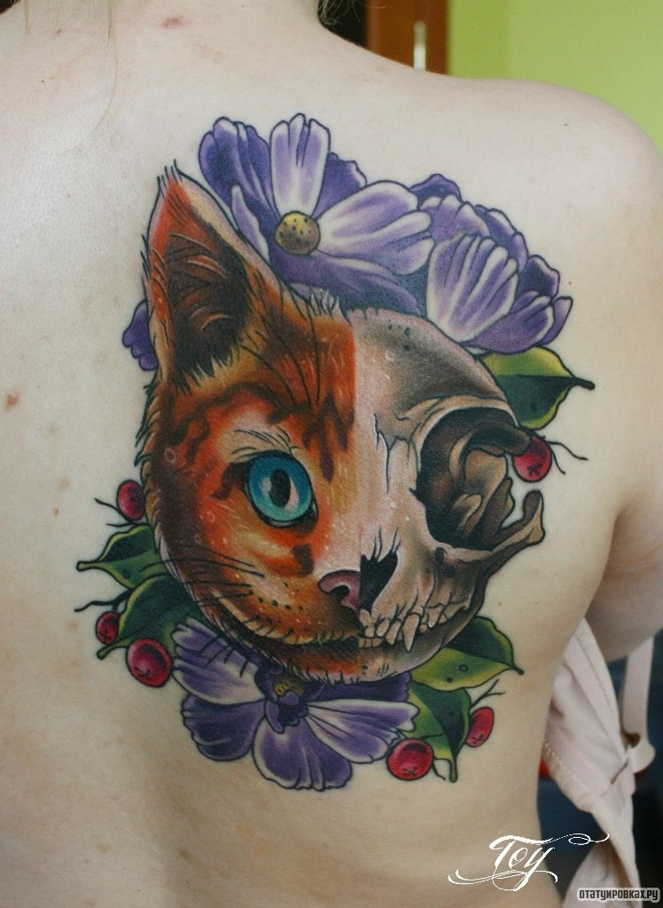Фотография татуировки под названием «Кошка с черепом и сиреневыми цветами»