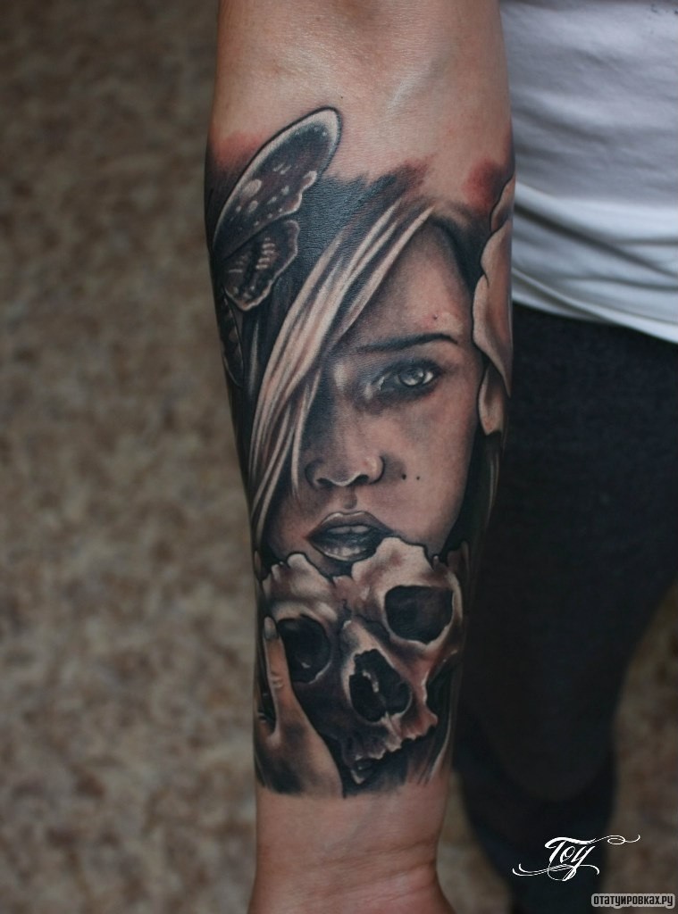 Фотография татуировки под названием «Девушка с маской черепа»