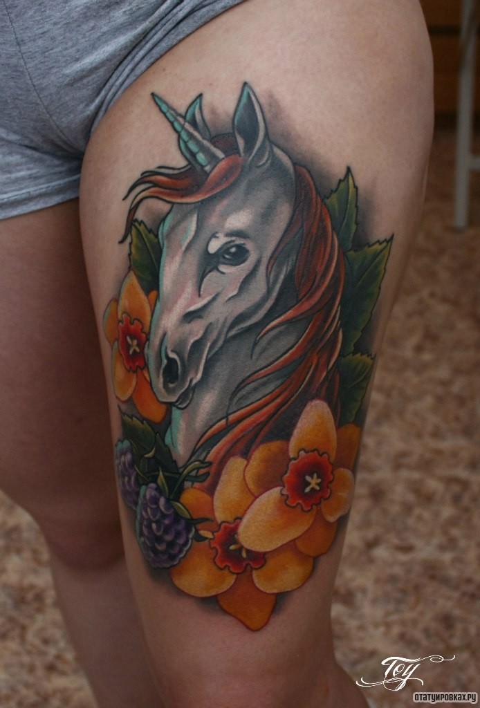 Фотография татуировки под названием «Лошадь, цветы и ягоды»