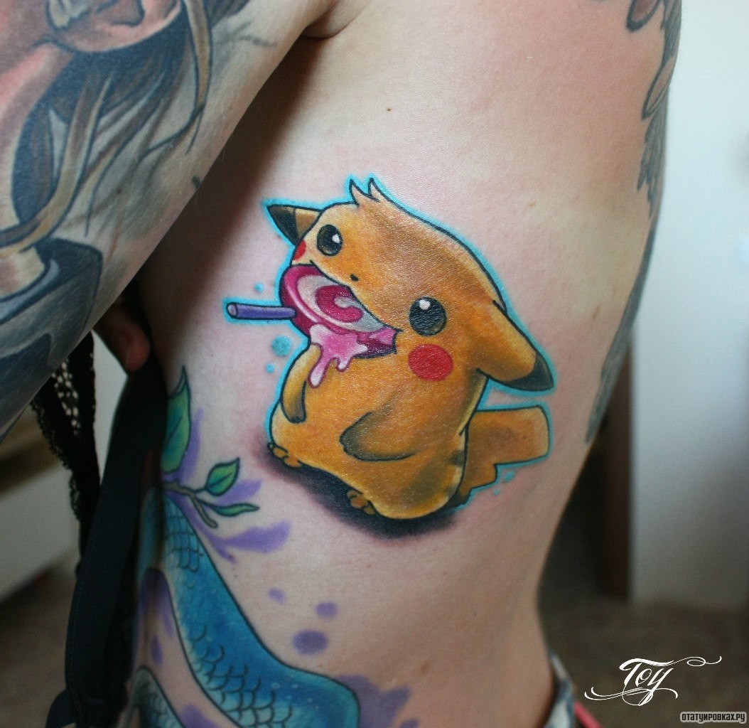 Фотография татуировки под названием «Пикачу с чупачупсом»