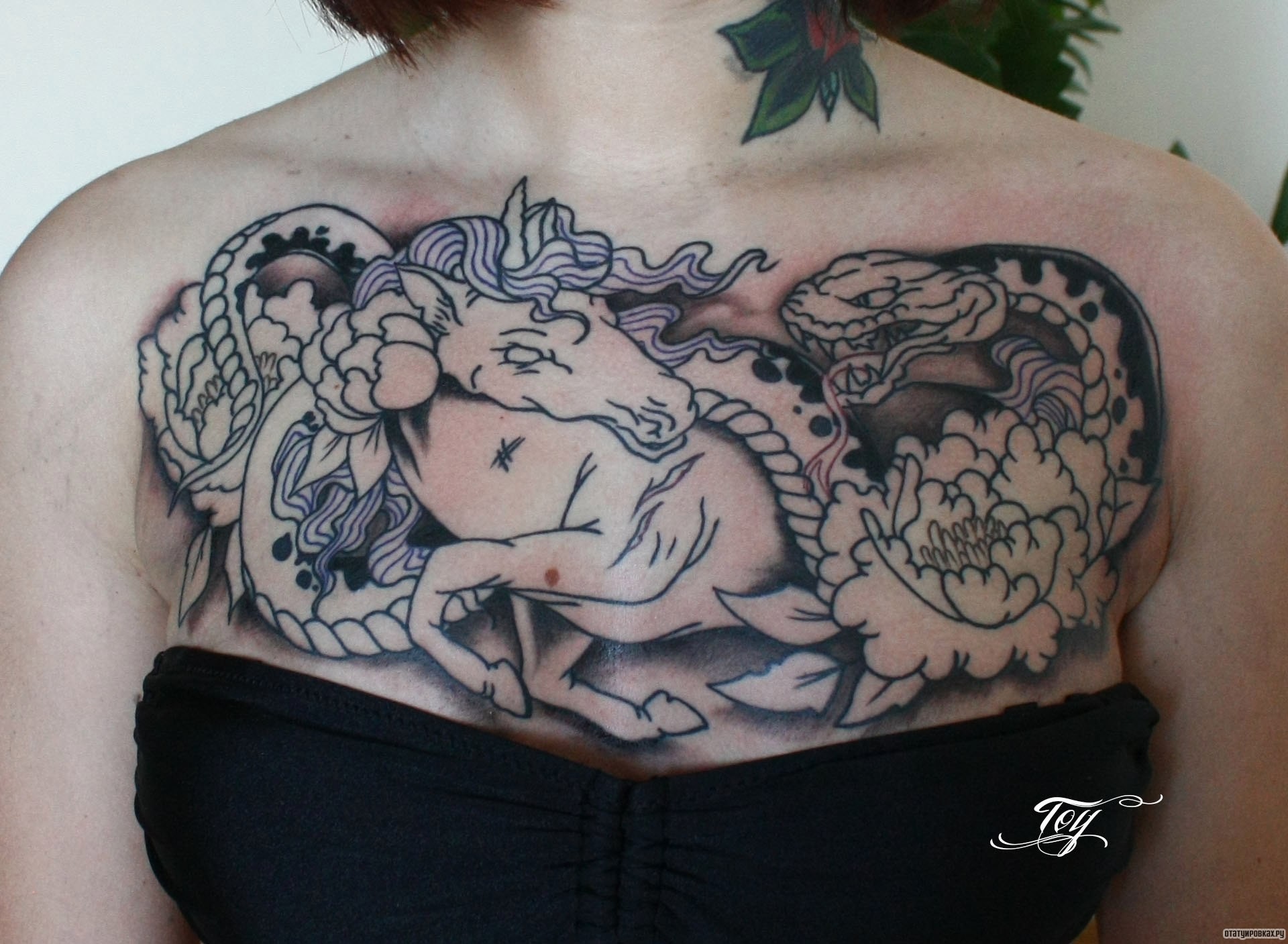 Фотография татуировки под названием «Конь и змея»