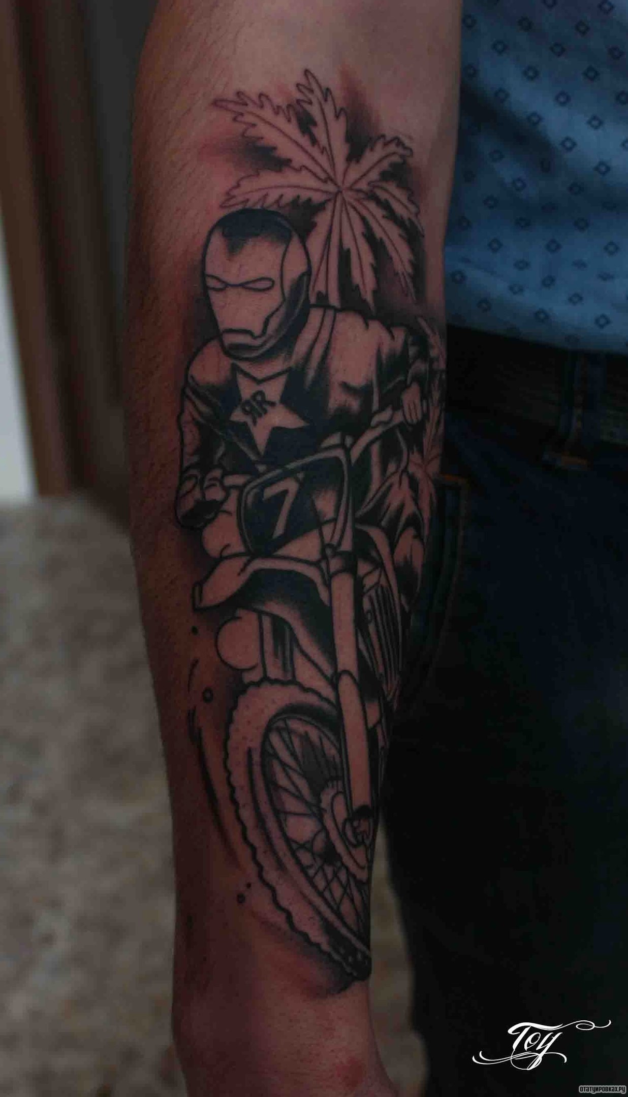 Фотография татуировки под названием «Человек на мотоцикле»