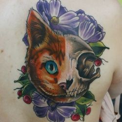 Кошка с черепом и сиреневыми цветами