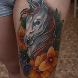 Лошадь, цветы и ягоды