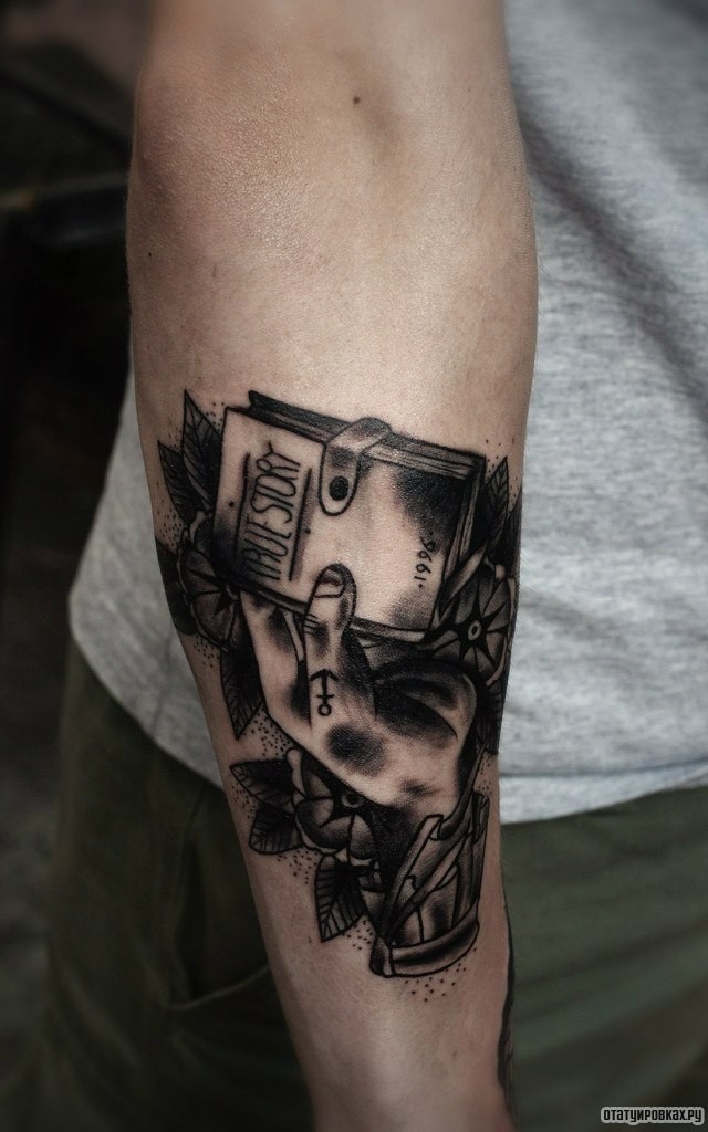 Фотография татуировки под названием «Книга в руке на предплечье»