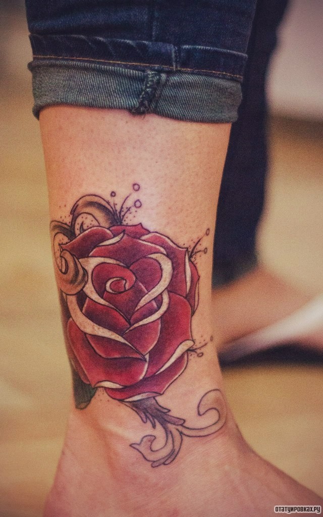 Фотография татуировки под названием «Красная роза на голени девушки»