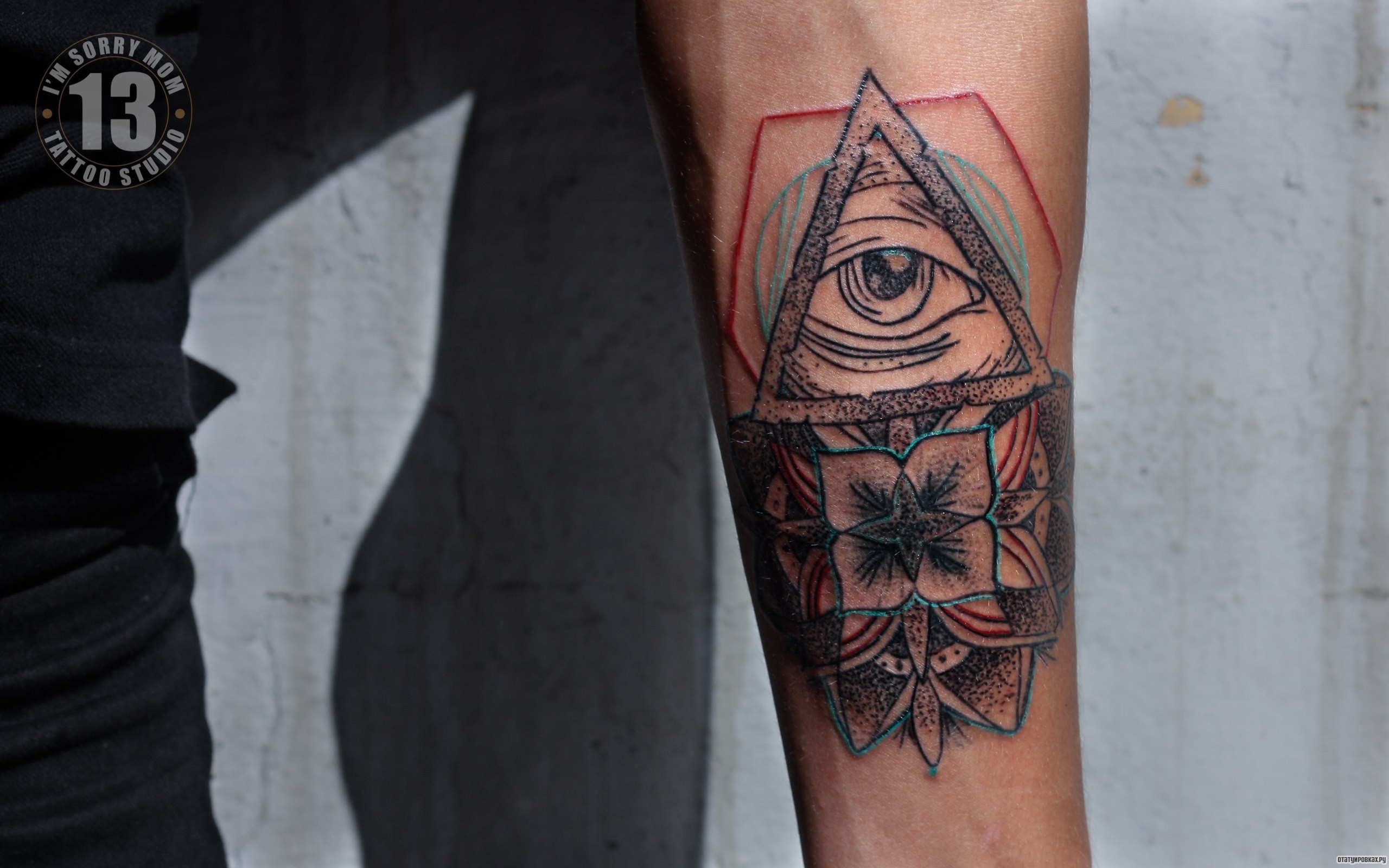 Фотография татуировки под названием «Всевидящее око дотворк на предплечье»