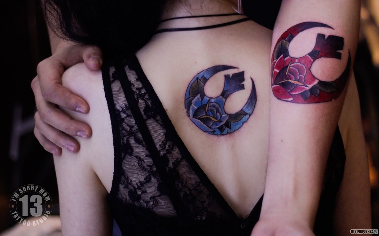 Фотография татуировки под названием «Синяя и красная розы в фигурах - парная тату»