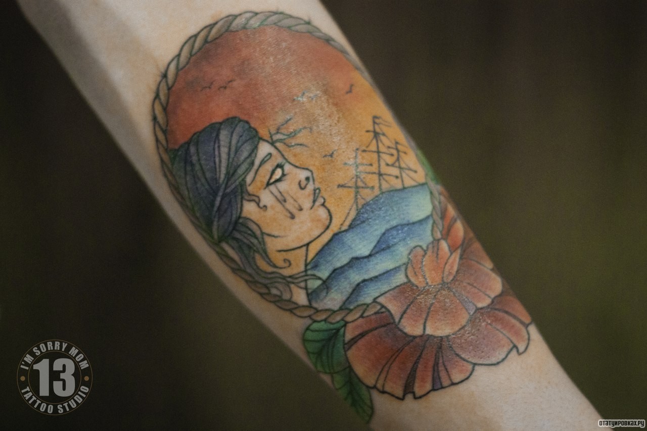 Фотография татуировки под названием «Девушка на фоне моря на предплечье»