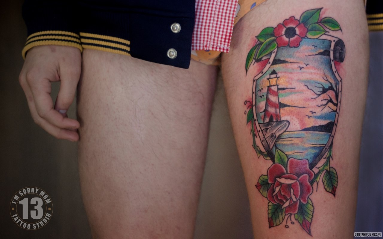 Фотография татуировки под названием «Маяк с цветами на бедре»