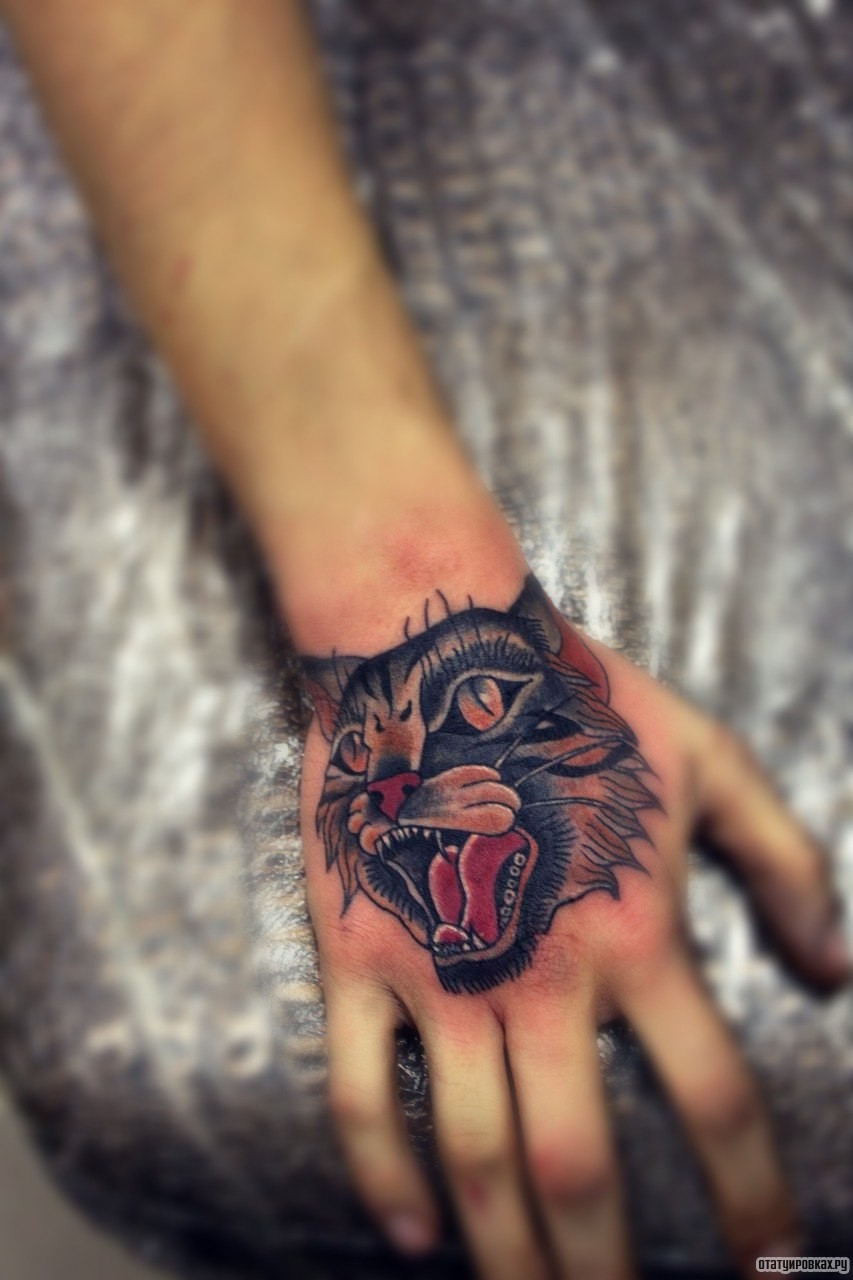 Фотография татуировки под названием «Оскал кота нью скул на кисти»