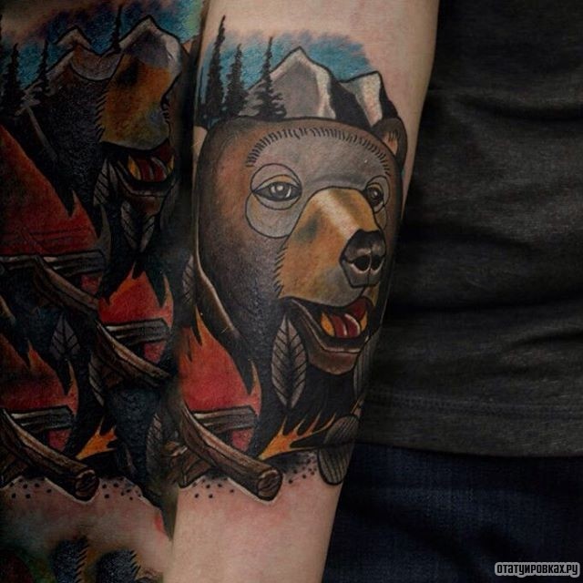 Фотография татуировки под названием «Медведь в горах на предплечье»