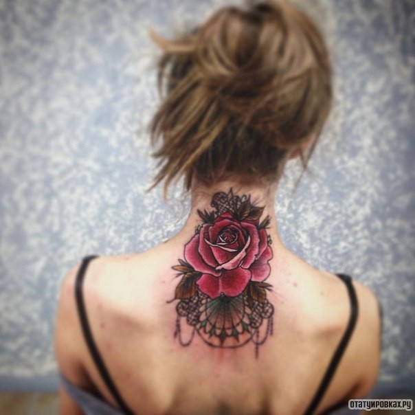 Фотография татуировки под названием «Роза сзади на спине девушки»